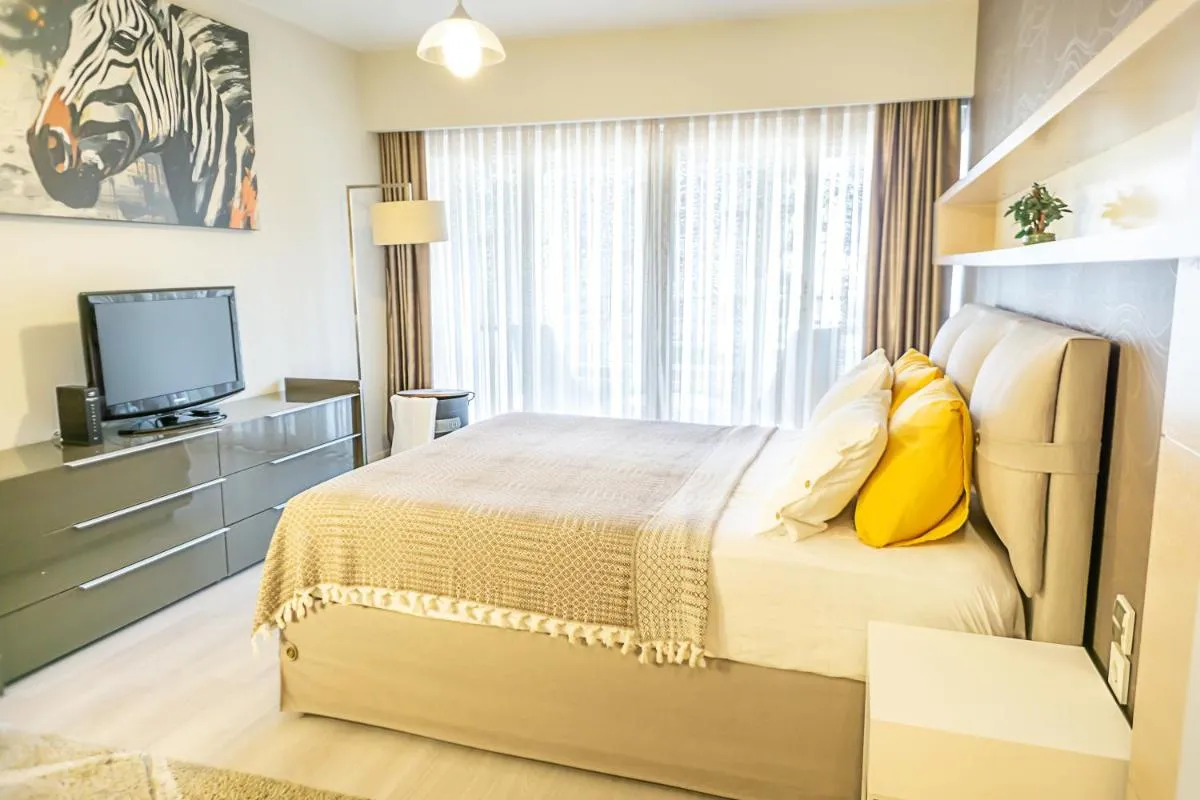 Image 2 of Downtown Oasis – Spacious Modern 3-BR Flat near Beachpark