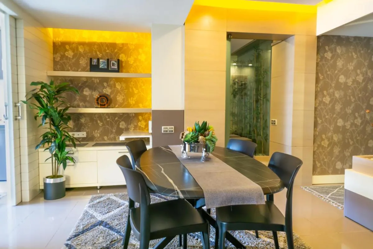 Image 1 of Downtown Oasis – Spacious Modern 3-BR Flat near Beachpark
