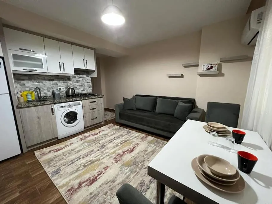 Image 3 of Giriş kat,Merkezi konum, Alışveriş merkezi karşısı’3′