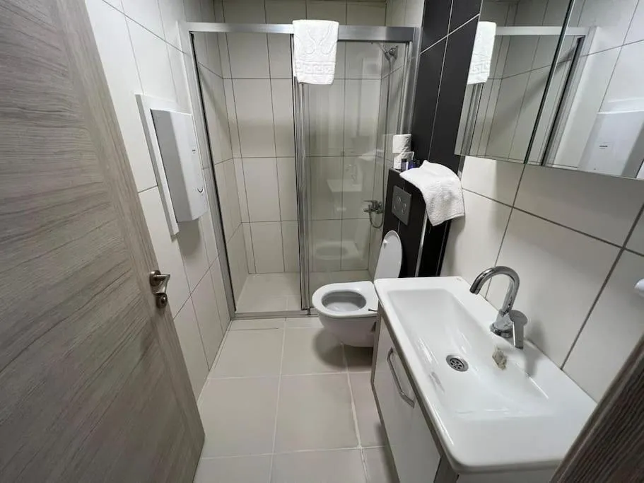 Image 2 of Giriş kat,Merkezi konum, Alışveriş merkezi karşısı’3′