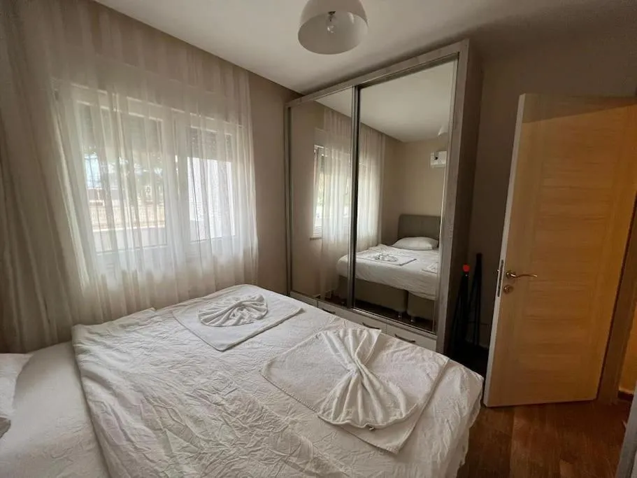 Image 5 of Giriş kat,Merkezi konum, Alışveriş merkezi karşısı’3′