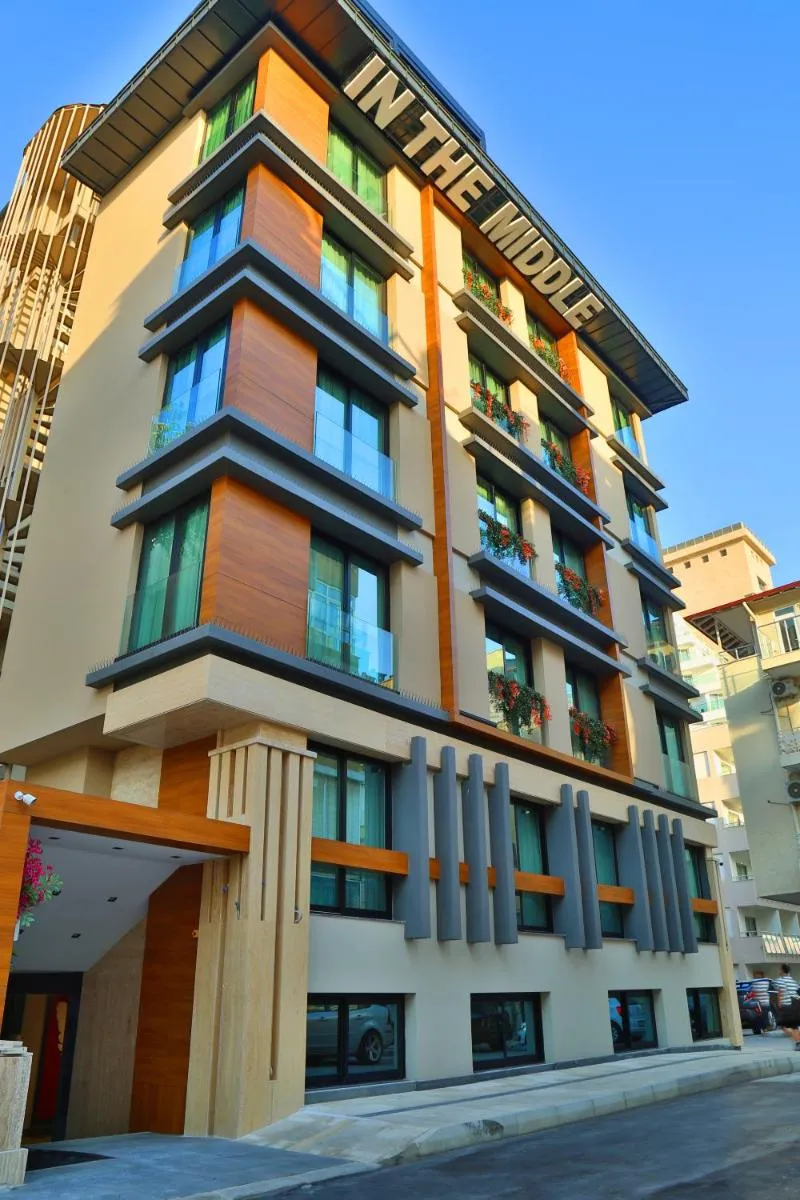 Image 3 of İn The Middle Hotel