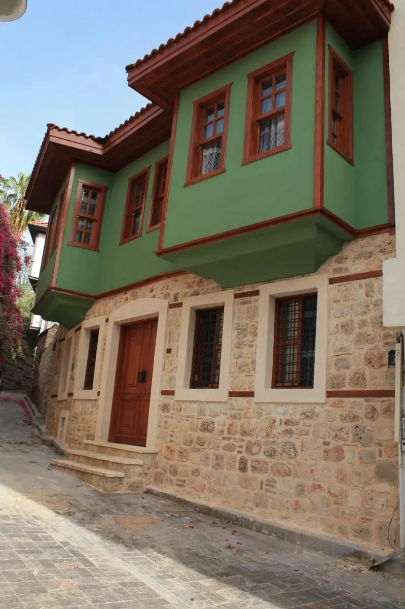 Image 3 of Leila old house