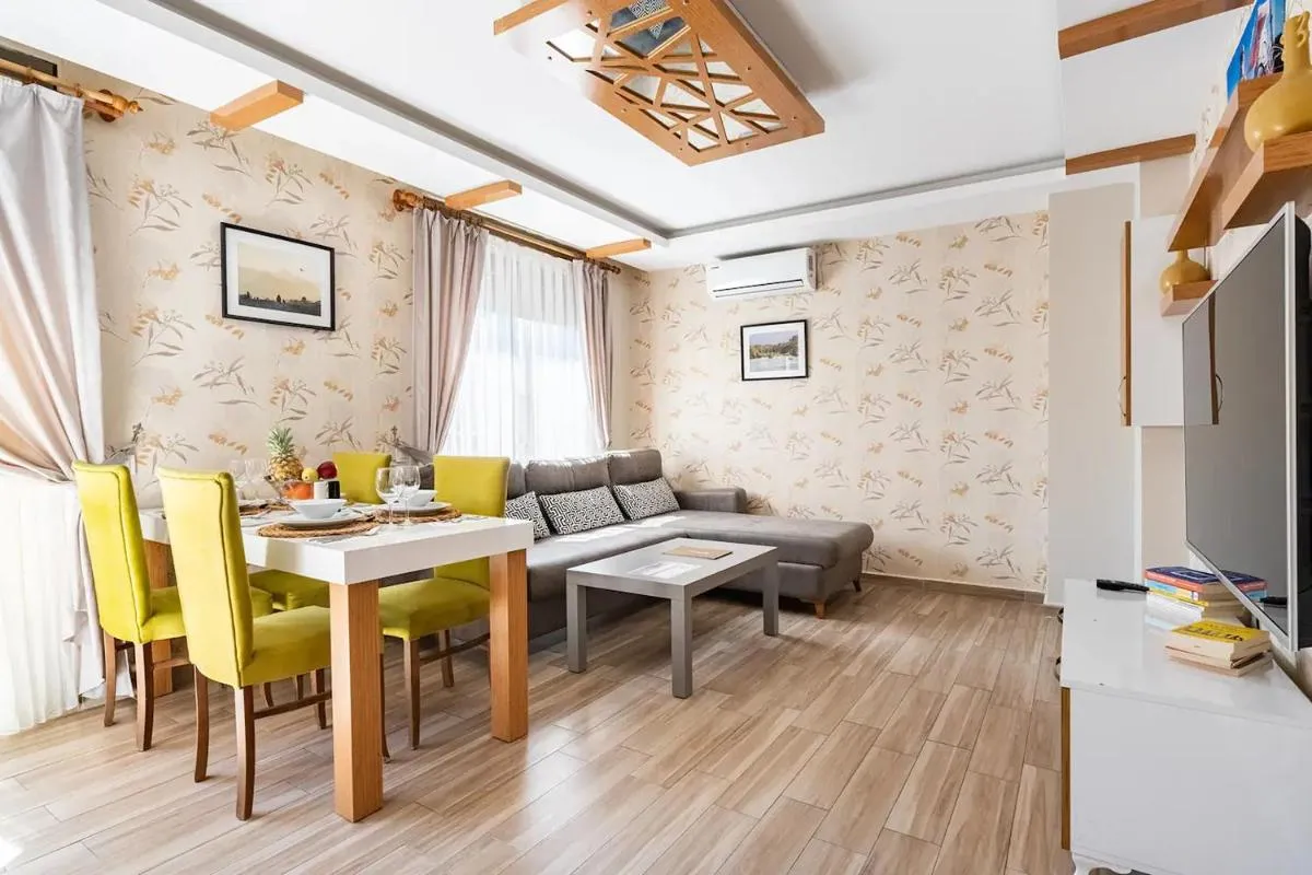 Image 2 of Loi Suite