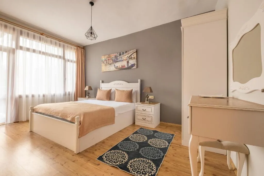 Image of Old Town Deluxe Flats
