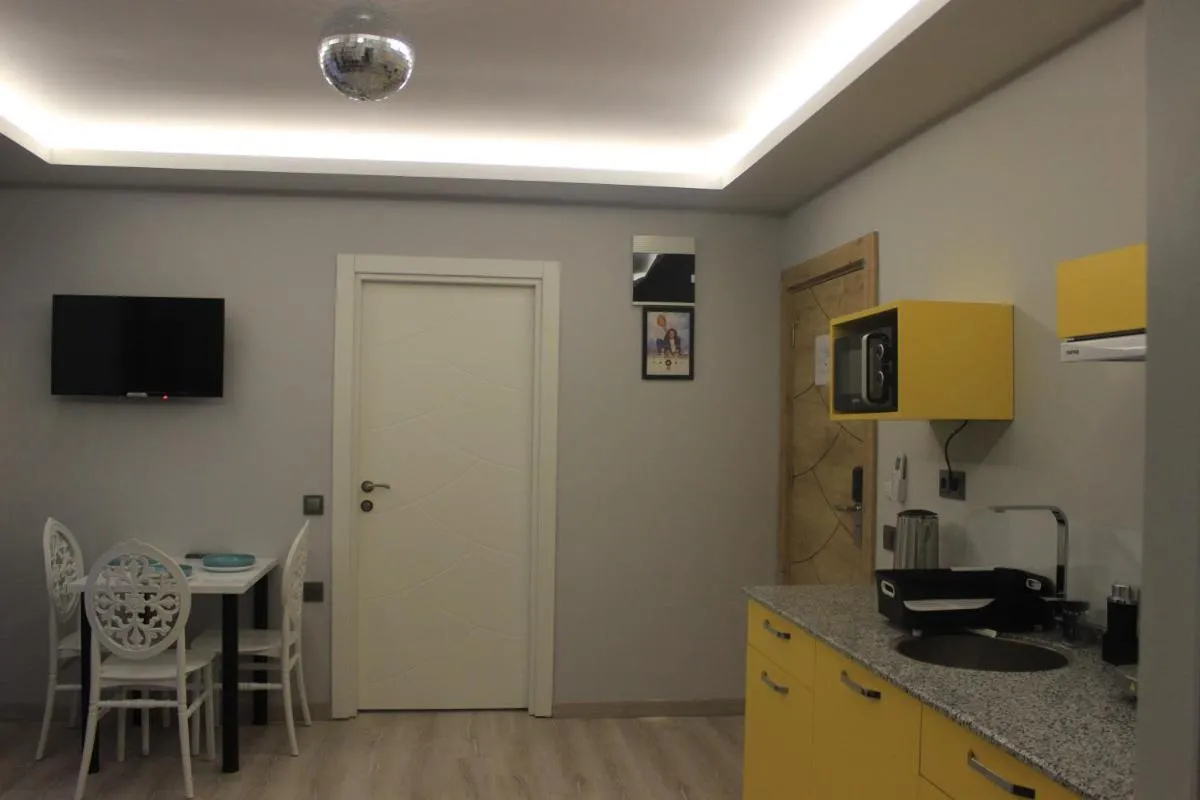 Image 4 of Retro Star Suites