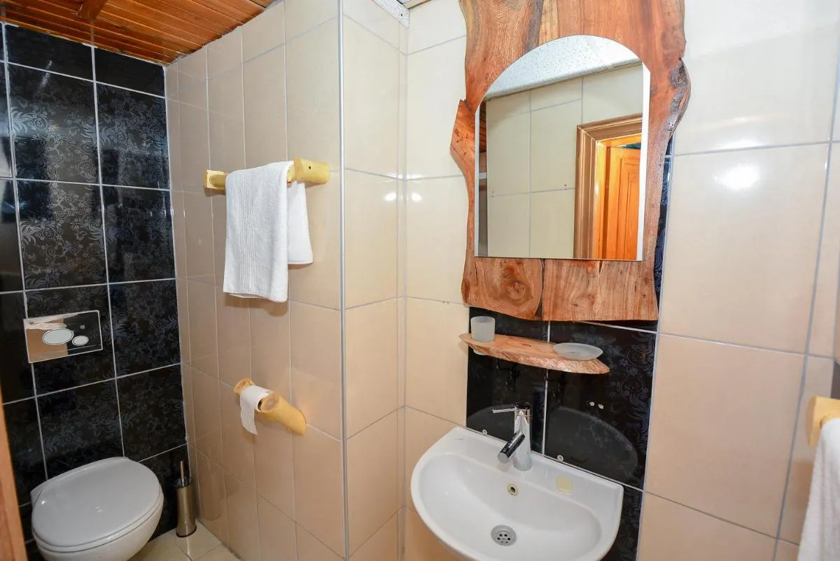 Image 2 of Otel Wood House