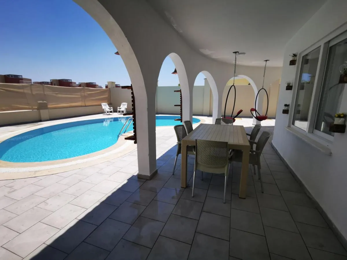 Image 3 of Red F30 Kırmızı,Modern Tasarımlı Villa