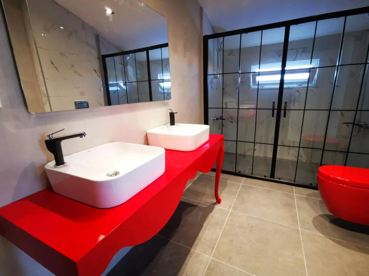 Image 2 of Red F30 Kırmızı,Modern Tasarımlı Villa